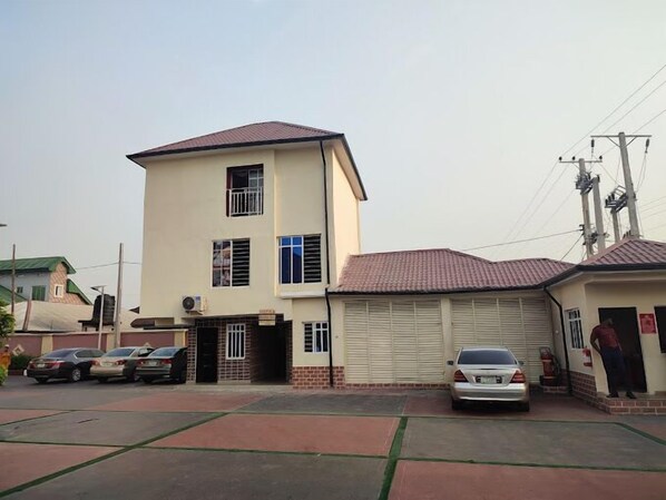 Exterior - Villa Hilton Hotels and Apartments (Uyo)