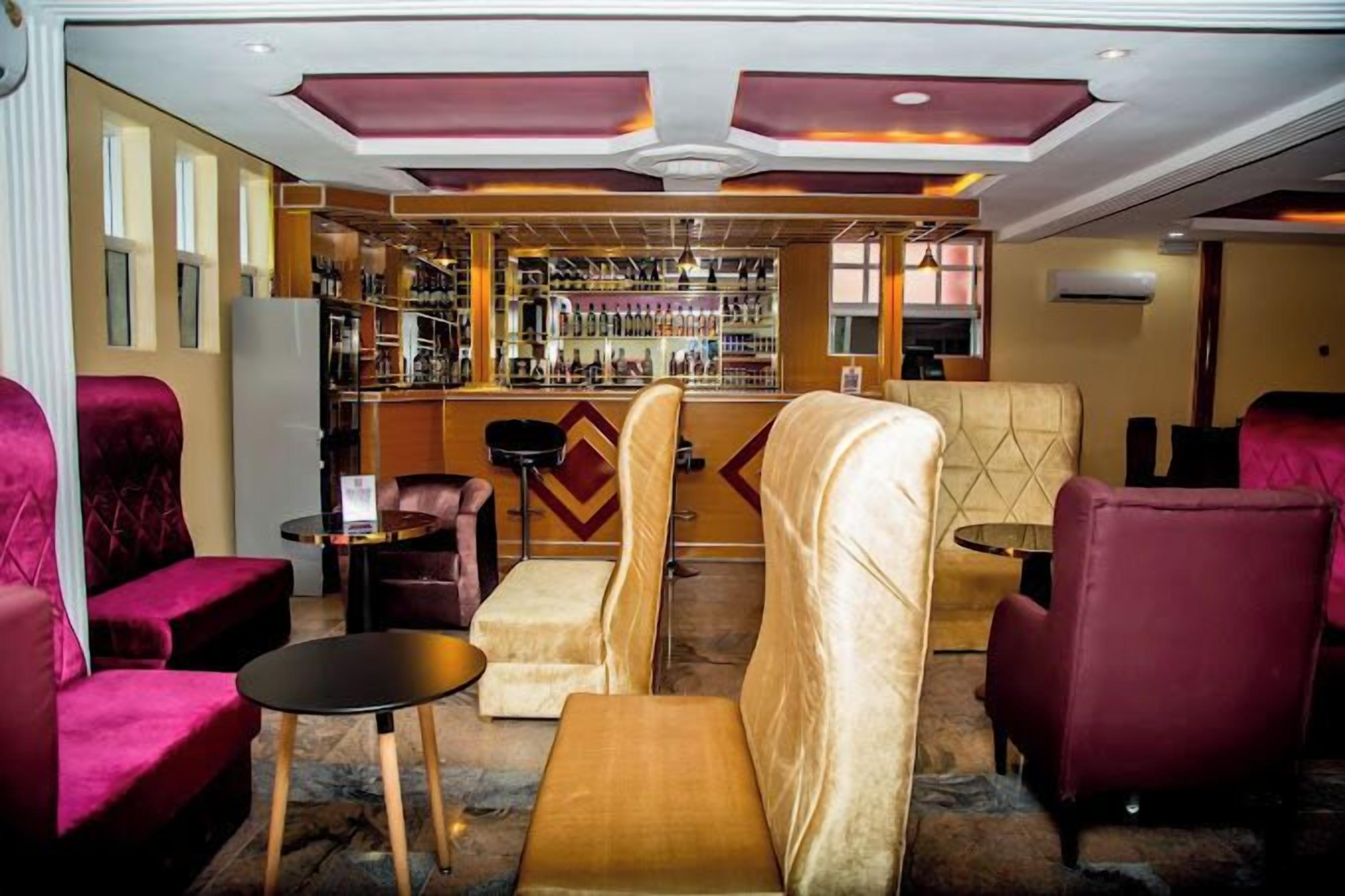 Een bar met een toog en zitplaatsen.