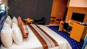 2 bedrooms, desk, laptop workspace, soundproofing