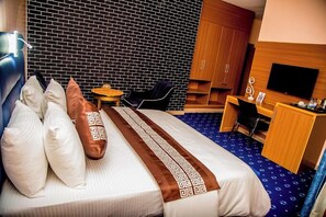 2 habitaciones, escritorio y espacio para trabajar con laptop 