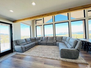 Älytelevisio, takka, videopelejä, pöytätennispöytä