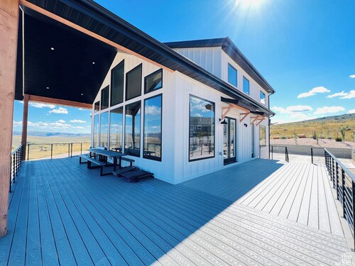 Bear Lake getaway for the whole family! Sleeps 32! Beach access included!!