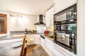 Kühlschrank, Mikrowelle, Ofen, Geschirrspüler