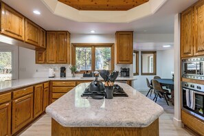 冷蔵庫、電子レンジ、オーブン、コンロ