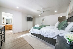 4 bedrooms, desk, iron/ironing board, WiFi