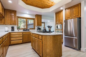 冷蔵庫、電子レンジ、オーブン、コンロ