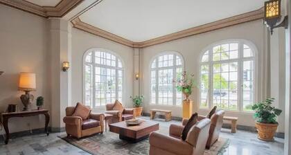 Modern 2 bedroom Condo in Historic Down Town Long Beach Building