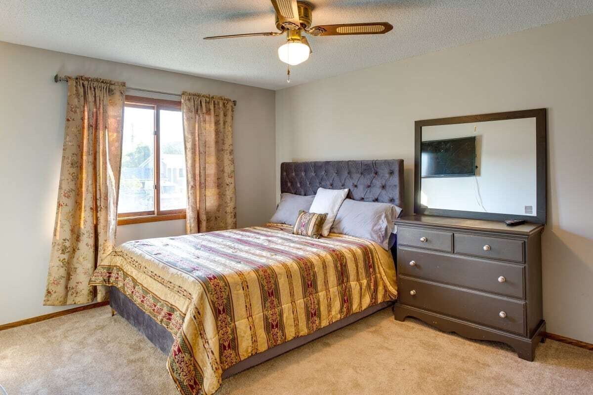 4 bedrooms, iron/ironing board, free WiFi, bed sheets