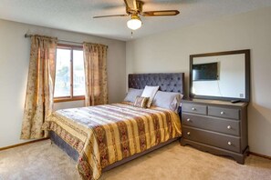 4 bedrooms, iron/ironing board, free WiFi, bed sheets - Nestled in a quiet, safe neighborhood close to highway. (Minneapolis)