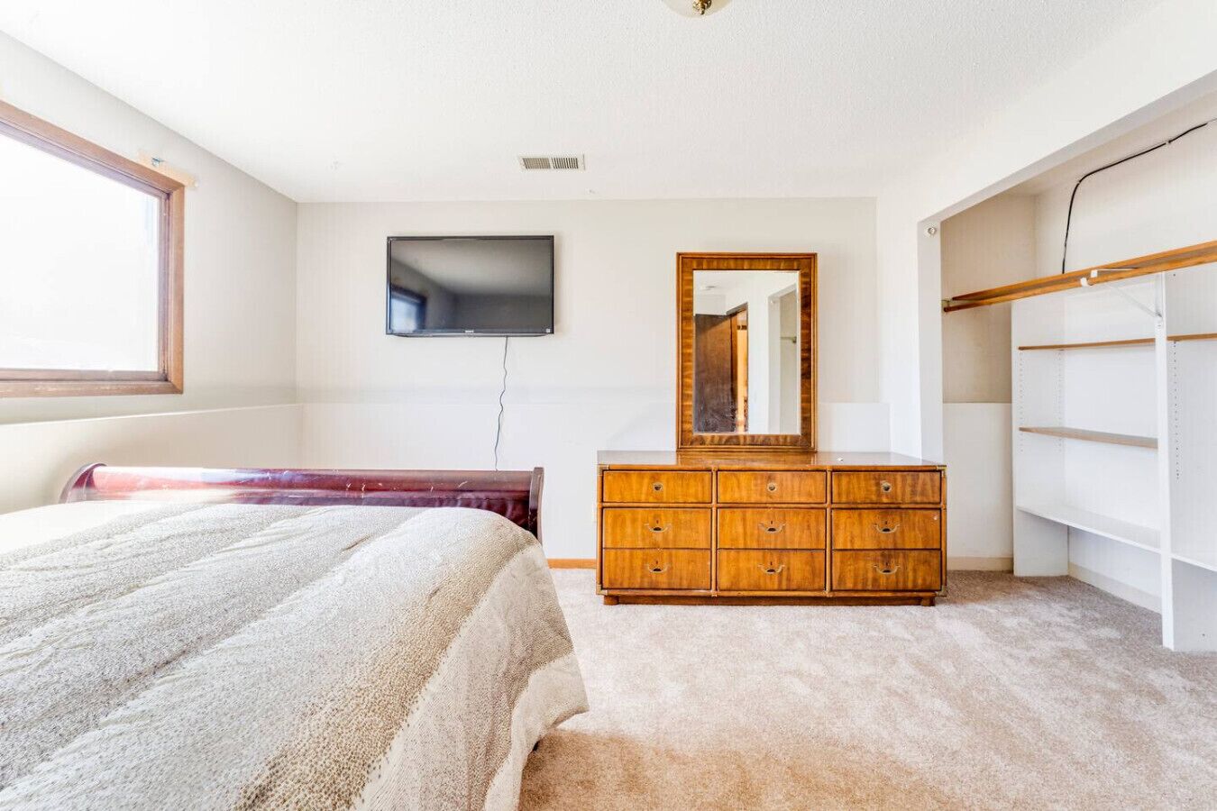 Escritorio, tabla de planchar con plancha, wifi gratis y ropa de cama