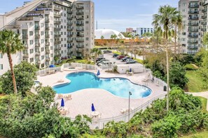 Una piscina cubierta, una piscina climatizada