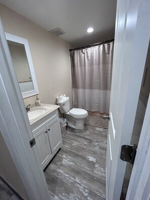 Doccia, asciugacapelli, asciugamani, carta igienica