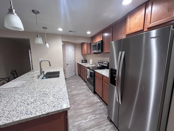 Frigorifero, microonde, forno, piano cottura