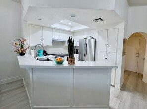 Kjøleskap, mikrobølgeovn, ovn og kokeplater