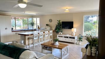 Smart TV, lareira, mesa de pingue-pongue, livros