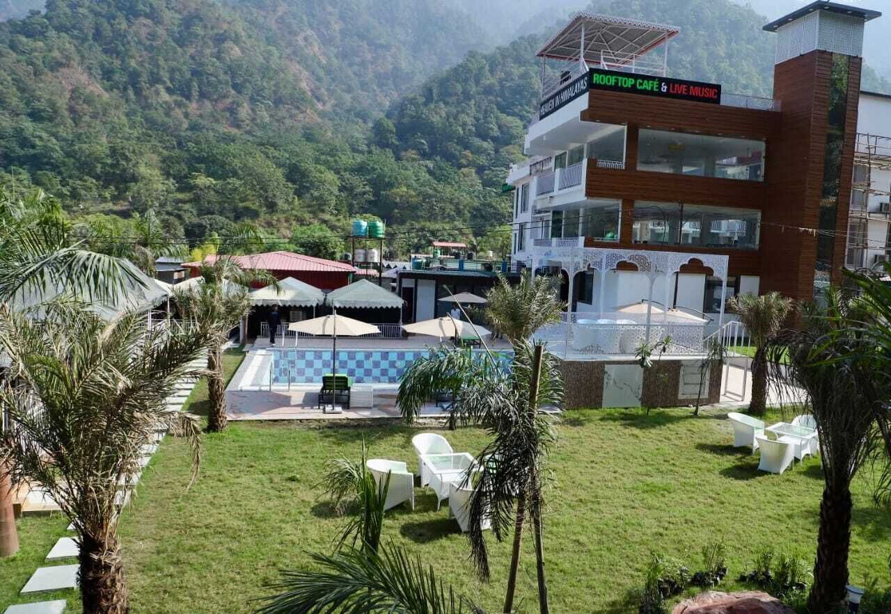 Un café en la azotea con piscina y terraza.