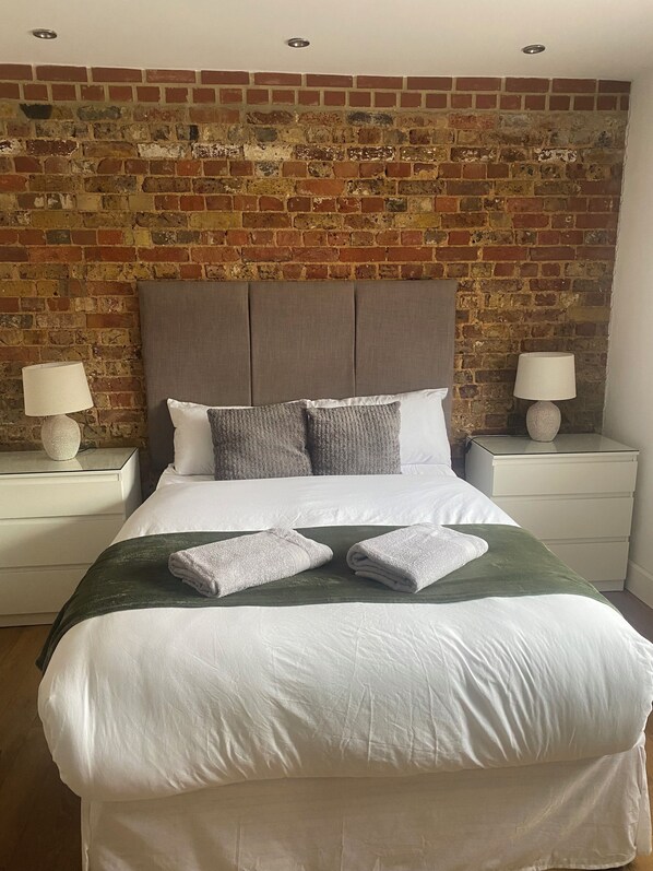 1 habitación, tabla de planchar con plancha, wifi y ropa de cama