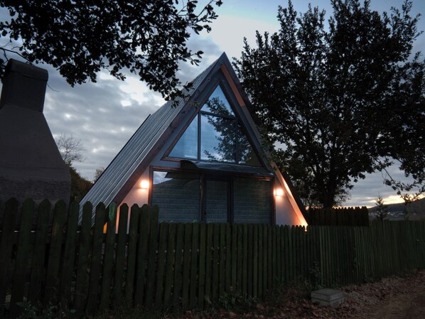 Een bureau, een laptopwerkplek, gratis wifi, beddengoed