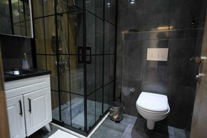 Een douche, gratis toiletartikelen, een haardroger, pantoffels