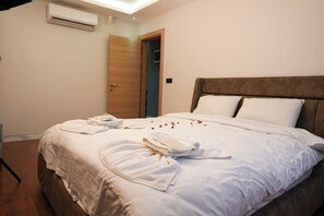 Muhafazakar Avangard Villa | Bàn, khu vực làm việc phù hợp cho laptop 