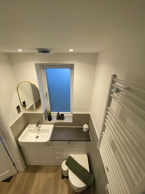 ヘアドライヤー、タオル、石鹸、トイレットペーパー
