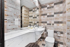 Dusche, Haartrockner, Handtücher, Toilettenpapier