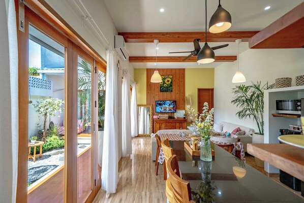 Villa familiar, patio, vista al jardín | Vista desde la habitación