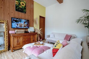 Villa familiar, patio, vista al jardín | Área de sala de estar | Smart TV de 42 pulgadas con canales por cable 