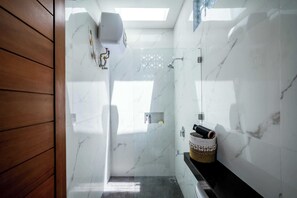 Family Villa, Patio, Garden View | Bathroom - Villa Lilly Sanur (Denpasar)