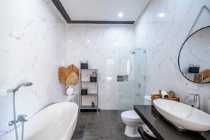 Family Villa, Patio, Garden View | Bathroom - Villa Lilly Sanur (Denpasar)