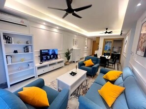Apartment, 3 Bedrooms, City View | Living area