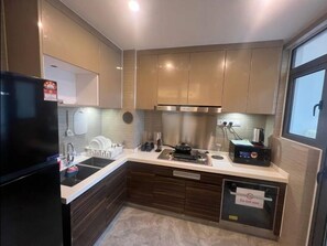 Apartamento, 3 habitaciones, vistas a la ciudad | Cocina privada | Frigorífico grande y placa de cocina