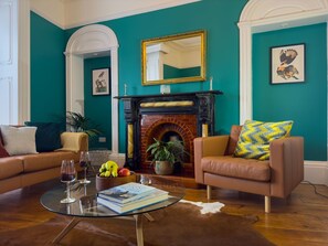 TV, fireplace