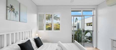 2 habitaciones, tabla de planchar con plancha, cuna de viaje y wifi