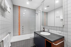 Shower, hair dryer - Tropical Bulimba 2BR Retreat | 2xParking & Netflix (Bulimba)