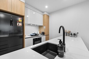 Réfrigérateur, four à micro-ondes, un four, surface de cuisson
