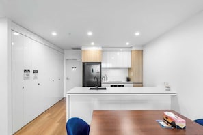 Fridge, microwave, oven, stovetop - Pet-Friendly Riverview Apt Modern Pool & Parking (Surfers Paradise)