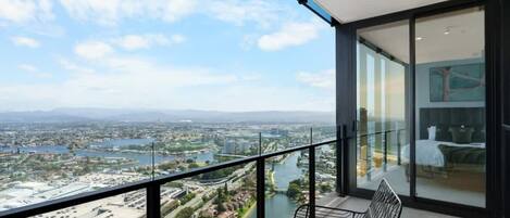 Un balcón con vistas a un paisaje urbano y un río.