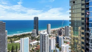 Ein Hochhaus mit Blick auf den Ozean und den Strand.