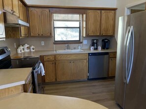Fridge, microwave, oven, coffee/tea maker - Camelot Cabin Summary (Ruidoso)