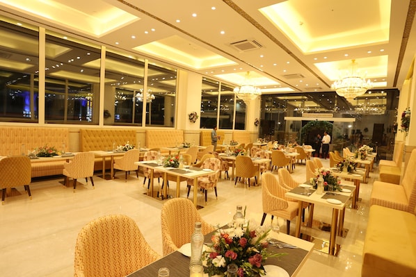 2 restaurants, breakfast, lunch, dinner served; vegetarian cuisine
