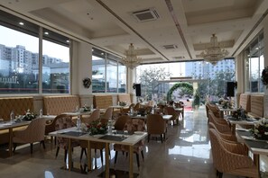 2 restaurants; ze serveren er ontbijt, lunch, diner en brunch 