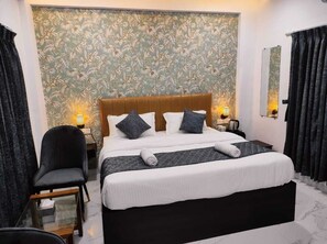 Habitació Deluxe, vistes a la piscina | Wifi gratuïta i roba de llit 