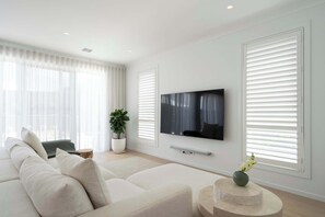 Tv, en stereo och kontor