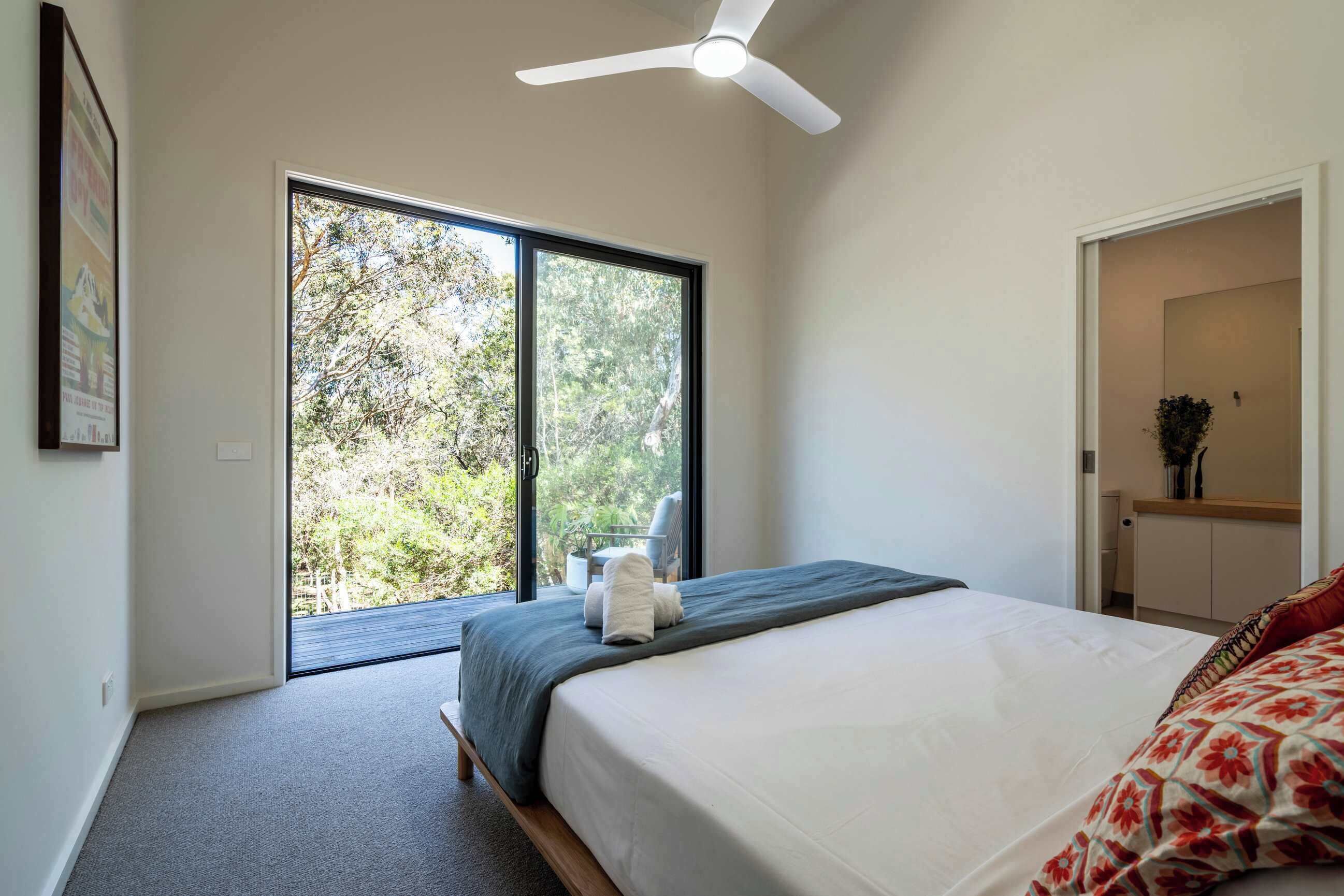 4 bedrooms, desk, WiFi, bed sheets