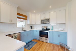 ثلاجة، ميكروويف، فرن، موقد طهي مسطح