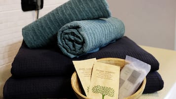 Haartrockner, Handtücher, Seife, Toilettenpapier