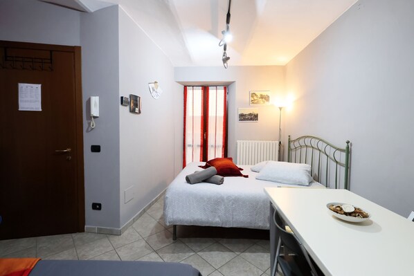 1 habitación, tabla de planchar con plancha, wifi y ropa de cama 