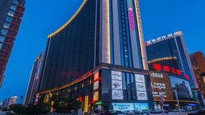 Un edificio alto con varios anuncios y señalización.