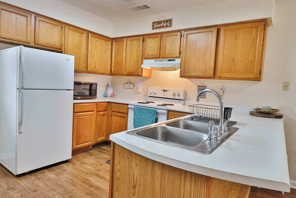 冷蔵庫、電子レンジ、オーブン、コンロ